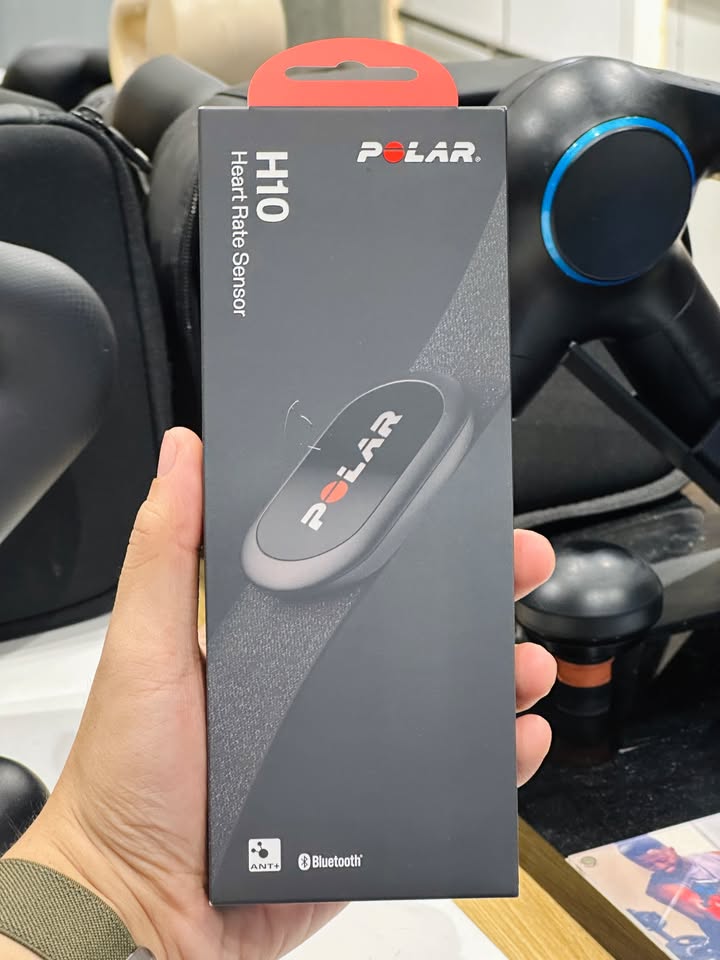 ĐỒNG BỘ DỮ LIỆU CHUẨN XÁC TỪNG NHỊP TIM: LÊN ĐƠN 3 BỘ POLAR H10 VỀ VỚI TP BẮC NINH! ????‍♂️???????? Dù cách xa hàng trăm cây số, tinh thần tập luyện nghiêm túc và niềm tin dành cho Cello của các chân chạy/gymer Bắc Ninh vẫn luôn trọn vẹn! Chiều nay, đội ngũ Cello vừa hoàn tất đóng gói cẩn thận bộ 3 dây đai đo nhịp tim ngực danh tiếng Polar H10 để gửi chuyển phát nhanh về thành phố Bắc Ninh cho nhóm anh em tập luyện chuyên sâu. Trong giới chạy bộ đường dài, ba môn phối hợp (Triathlon) hay rèn luyện thể lực cường độ cao (HIIT/Gym), Polar H10 từ lâu đã được xem là "tiêu chuẩn vàng" (Gold Standard) về độ chuẩn xác của dữ liệu nhịp tim: ⚡ NHỮNG LÝ DO POLAR H10 LUÔN LÀ LỰA CHỌN SỐ 1: Độ chính xác chuẩn y tế (ECG): Cảm biến điện tâm đồ đo trực tiếp vùng ngực giúp phản hồi nhịp tim tức thì, loại bỏ hoàn toàn độ trễ hay sai số do rung lắc cổ tay khi vận động mạnh. Dây đeo Polar Pro êm ái: Thiết kế khóa cài chắc chắn, tích hợp các chấm silicone chống trượt, ôm sát cơ thể và tạo cảm giác thoải mái tối đa suốt buổi tập dài. Bộ nhớ trong tích hợp: Lưu trữ dữ liệu của trọn vẹn một buổi tập mà không cần mang theo điện thoại hay đồng hồ bên người. Kết nối đa nền tảng cùng lúc: Hỗ trợ song song 2 kết nối Bluetooth và sóng ANT+, dễ dàng liên kết với Garmin, Suunto, Apple Watch, máy chạy bộ phòng gym hay các ứng dụng như Strava, Zwift, Polar Beat. Chống nước tuyệt đối (30m): Thoải mái sử dụng cho cả các bài tập bơi lội chuyên nghiệp. ???? Cả 3 sản phẩm nguyên seal chính hãng 100%, được Cello kiểm tra kỹ lưỡng, dán tem bảo hành và đóng gói chống sốc đa lớp để sẵn sàng lên đường ra Bắc. ???? Cello xin gửi lời cảm ơn chân thành đến các anh em thể thao tại TP Bắc Ninh đã tin tưởng lựa chọn Cello là nơi mua sắm thiết bị theo dõi sức khỏe và thể lực! Chúc cả nhóm luôn giữ vững phong độ, bứt phá PR và đạt hiệu quả tập luyện cao nhất cùng Polar H10! ???? Anh em đang tìm kiếm giải pháp đo nhịp tim chuẩn xác từng giây để tối ưu vùng tập (Heart Rate Zone), inbox ngay cho Cello để nhận tư vấn và giao hàng tận nơi nhé! ???? Liên hệ ngay Shop Cello để được tư vấn và giao tận nơi! ???? Inbox ngay cho Cello để được tư vấn thêm các sản phẩm nhé! ------------------------------- ©️Cello Technology ???? 13 Nguyễn Văn Tráng, Phường Bến Thành, Quận 1, TP.HCM ???? 0888054168 ???? www.cello.vn ???? support@cello.vn bình luận để Cello tư vấn chi tiết và báo giá ưu đãi nhất cho bạn ???? Trải nghiệm trực tiếp tại showroom Cello #Cello #Polar #PolarH10 #HeartRateSensor #DayDoNhipTim #ChayBo #Triathlon #BacNinh #TheThaoChuyenNghiep #ChotDonToanQuoc