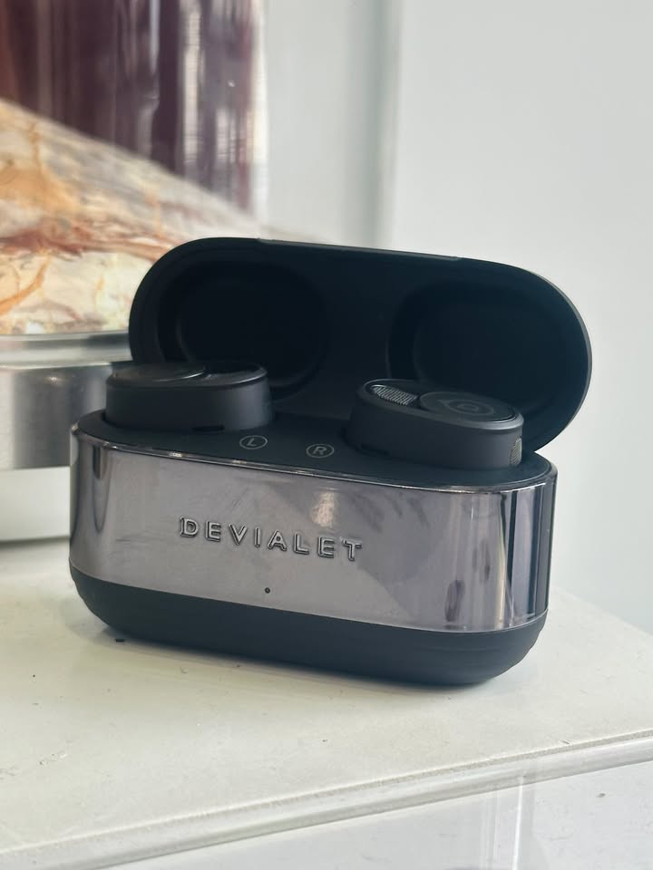 CHẠM TỚI ĐỈNH CAO ÂM THANH BỎ TÚI: DEVIALET GEMINI II LUÔN SẴN HÀNG TẠI CELLO! ????????????✨ Nếu bạn trót say đắm sức mạnh âm trầm uy lực cùng độ chi tiết phi thường của những "quái vật" loa Phantom, thì Devialet Gemini II chính là cách hoàn hảo nhất để mang trọn vẹn chất âm hi-end Pháp ấy theo bên mình mọi lúc, mọi nơi! Được định danh là một trong những mẫu tai nghe True Wireless đẳng cấp bậc nhất hiện nay, Gemini II không chỉ đơn thuần là một thiết bị nghe nhạc, mà là một món trang sức công nghệ xa xỉ nâng tầm phong cách sống. ???? ĐIỀU GÌ KHIẾN DEVIALET GEMINI II XỨNG ĐÁNG Ở PHÂN KHÚC CAO CẤP NHẤT? Chất âm thuần khiết chuẩn Devialet: Củ loa phủ titan 10mm hoàn toàn mới kết hợp cùng thuật toán độc quyền mang lại dải bass sâu thẳm, uy lực đặc trưng nhưng dải trung và cao vẫn vô cùng tách bạch, thoáng đãng. Chống ồn chủ động thích ứng độc quyền (Devialet Adaptive Noise Cancellation™): Tự động điều chỉnh theo thời gian thực theo cấu trúc tai và môi trường, mang lại không gian tĩnh lặng tuyệt đối mà hoàn toàn không gây áp lực bí bách lên màng nhĩ. Công nghệ chống ồn gió AWR (Active Wind Reduction): Đàm thoại rõ ràng và nghe nhạc mượt mà ngay cả khi bạn đang di chuyển ngoài đường nhiều gió hay tập luyện thể thao. Thiết kế công thái học cao cấp: Hộp sạc phủ lớp tráng gương sang trọng, housing tai nghe được thu gọn tinh tế, ôm khít khoang tai và tạo cảm giác đeo êm ái suốt cả ngày dài. Kết nối đa điểm Multipoint & Bluetooth chuẩn mới: Chuyển đổi mượt mà giữa điện thoại, máy tính bảng và laptop trong tích tắc, hỗ trợ chuẩn âm thanh độ phân giải cao. ???? HÀNG SẴN KỆ – NGUYÊN SEAL CHÍNH HÃNG 100%! Cello luôn có sẵn các phiên bản màu sắc (Matte Black, Iconic White và bản mạ vàng Opéra de Paris) để quý khách trực tiếp trải nghiệm và lựa chọn. ???? Đặc quyền khi mua Devialet tại Cello: Cam kết chính hãng 100%, bảo hành chuẩn hãng từ nhà phân phối chính thức. Hỗ trợ cài đặt ứng dụng Devialet Mania/Gemini, cân chỉnh EQ theo gu cá nhân từ A-Z. Giao hàng hỏa tốc trong ngày tại TP.HCM & ship toàn quốc an toàn tuyệt đối. ???? Mời quý khách ghé showroom Cello để trực tiếp nghe thử và cảm nhận sự khác biệt từ tuyệt tác tai nghe nước Pháp, hoặc inbox ngay cho Cello để nhận báo giá ưu đãi nhé! ???? Giao hàng hỏa tốc nội thành & hỗ trợ kỹ thuật tận tâm ???? Liên hệ ngay Shop Cello để được tư vấn và giao tận nơi! ???? Inbox ngay cho Cello để được tư vấn thêm các sản phẩm nhé! ------------------------------- ©️Cello Technology ???? 13 Nguyễn Văn Tráng, Phường Bến Thành, Quận 1, TP.HCM ???? 0888054168 ???? www.cello.vn ???? support@cello.vn bình luận để Cello tư vấn chi tiết và báo giá ưu đãi nhất cho bạn ???? Trải nghiệm trực tiếp tại showroom Cello