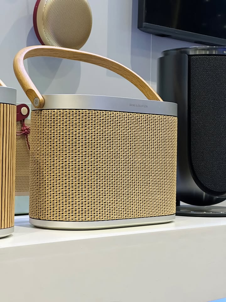 TUYỆT TÁC ÂM THANH DI ĐỘNG BẮC ÂU: BANG & OLUFSEN BEOSOUND A5 ĐÃ SẴN HÀNG TẠI CELLO! ????✨???? Nếu bạn đang tìm kiếm một chiếc loa di động hội tụ trọn vẹn giữa nghệ thuật chế tác thủ công tinh xảo, chất âm hi-fi đỉnh cao và công nghệ kết nối hiện đại nhất, thì B&O Beosound A5 chính là cái tên không thể thay thế! Được chắp bút bởi studio thiết kế GamFratesi trứ danh, Beosound A5 xóa nhòa ranh giới giữa một thiết bị công nghệ và một món đồ nội thất xa xỉ, mang hơi thở Scandinavia thanh lịch vào mọi không gian sống. ???? ĐIỀU GÌ TẠO NÊN SỨC HÚT VƯỢT THỜI GIAN CỦA BEOSOUND A5? Thiết kế & Chất liệu tinh tế: Khung nhôm cao cấp kết hợp cùng các phiên bản ốp mặt và tay cầm chế tác thủ công chuẩn mực (như phiên bản Nordic Weave với sợi cói đan thanh lịch hay Spaced Aluminium hiện đại, độc bản). Âm thanh 360° mạnh mẽ nhất phân khúc: Hệ thống 4 củ loa với công suất ấn tượng 280W mang lại âm trường rộng mở, dải trầm sâu chắc cùng dải trung ngọt ngào, trong trẻo đậm chất B&O. Công nghệ RoomSense thông minh: Tự động quét âm học không gian phòng và hiệu chỉnh dải âm tức thì, đặt loa ở góc tường, kệ sách hay giữa sân vườn đều cho chất lượng đồng đều. Thời lượng pin bền bỉ & Tích hợp sạc không dây Qi: Nghe nhạc liên tục hơn 12 giờ và mặt trên của loa có thể sạc nhanh cho điện thoại chỉ với một lần đặt máy. Kháng nước & Kháng bụi chuẩn IP65: Linh hoạt xách đi từ phòng khách, phòng ngủ ra ban công hay những buổi dã ngoại ngoài trời mà không lo thời tiết. Nền tảng Mozart mở rộng: Kết nối đa phòng mượt mà qua AirPlay 2, Chromecast, Spotify Connect và sẵn sàng cho các nâng cấp công nghệ trong tương lai. ???? HÀNG SẴN SÀNG TẠI CELLO – ĐỦ PHIÊN BẢN NGUYÊN SEAL CHÍNH HÃNG 100%! Mời quý khách ghé trực tiếp showroom Cello để tận mắt chiêm ngưỡng từng chi tiết hoàn thiện và thưởng thức chất âm mộc mạc, sống động của Beosound A5. ???? Đặc quyền khi mua sắm tại Cello: Cam kết sản phẩm chính hãng, đầy đủ tem bảo hành từ nhà phân phối. Hỗ trợ cân chỉnh, kết nối ứng dụng Bang & Olufsen chuyên sâu tận tình. Giao hàng hỏa tốc trong ngày tại TP.HCM và ship an toàn toàn quốc. ???? Inbox ngay cho Cello để nhận báo giá ưu đãi và giữ suất trải nghiệm tuyệt tác B&O Beosound A5 ngay hôm nay! ???? Liên hệ ngay Shop Cello để được tư vấn và giao tận nơi! ???? Inbox ngay cho Cello để được tư vấn thêm các sản phẩm nhé! ------------------------------- ©️Cello Technology ???? 13 Nguyễn Văn Tráng, Phường Bến Thành, Quận 1, TP.HCM ???? 0888054168 ???? www.cello.vn ???? support@cello.vn bình luận để Cello tư vấn chi tiết và báo giá ưu đãi nhất cho bạn ???? Trải nghiệm trực tiếp tại showroom Cello #Cello #BangOlufsen #BeosoundA5 #BangandOlufsen #HiEndAudio #PortableSpeaker #ScandinavianDesign #LifestyleAudio #AmThanhDinhCao
