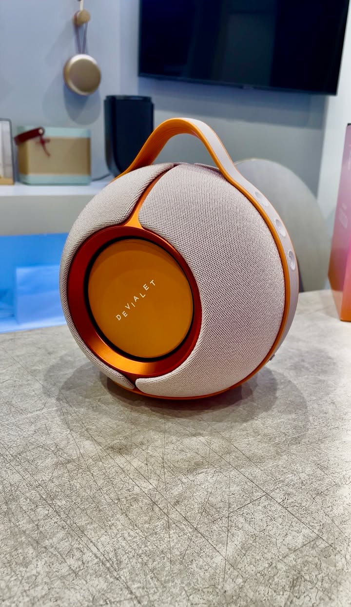 CHỐT ĐƠN “CỰC PHẨM” PHIÊN BẢN GIỚI HẠN: DEVIALET MANIA ROSE BLOOM VỀ VỚI ANH KHÁCH CÓ GU! ????✨???? Một buổi chốt đơn siêu tốc nhưng ngập tràn cảm hứng tại Cello! Chiều nay, chiếc loa di động hi-end phiên bản đặc biệt Devialet Mania Rose Bloom đã chính thức tìm thấy chủ nhân là một anh khách có gu thẩm mỹ cực kỳ tinh tế. Vừa bước vào showroom và nhìn thấy sắc màu Rose Bloom huyền ảo, phối trộn sắc hồng - tím cực kỳ nghệ thuật trên nền quả cầu biểu tượng của Devialet, anh đã bị thu hút ngay lập tức. Sau khi nghe thử vài bản nhạc vocal mộc mạc, sự kết hợp giữa thiết kế độc bản và chất âm bùng nổ đã khiến anh quyết định "rước em nó về dinh" mà không cần suy nghĩ thêm một giây nào! ???? SỨC HÚT KHÔNG THỂ CHỐI TỪ CỦA DEVIALET MANIA ROSE BLOOM: Phiên bản sắc màu độc bản: Tông màu Rose Bloom thời thượng, biến chiếc loa không chỉ là thiết bị nghe nhạc mà trở thành một điểm nhấn nội thất xa xỉ, đầy cá tính cho phòng khách hay bàn làm việc. Âm thanh Stereo 360° thích ứng (ASC): Công nghệ quét môi trường thông minh tự động hiệu chỉnh dải âm theo vị trí đặt loa, mang đến trường âm mở rộng và sống động mọi góc nhìn. Âm trầm uy lực vượt kích thước: Dù ngoại hình nhỏ gọn, Mania vẫn mang trọn vẹn dải bass sâu thẳm, uy lực đặc trưng của Devialet mà không hề rung lắc. Đồng hành linh hoạt: Thiết kế quai xách sang trọng, chuẩn kháng nước IPX4 cùng pin bền bỉ đến 10 giờ, sẵn sàng cho những chuyến đi chill hay tiệc tùng tại gia. ???? Máy nguyên seal chính hãng 100%, đã được đội ngũ Cello hỗ trợ kích hoạt bảo hành điện tử và đóng gói cẩn thận để trao tận tay anh khách. ???? Cello xin gửi lời cảm ơn chân thành đến anh đã tin tưởng lựa chọn Cello để rước siêu phẩm giới hạn này về bộ sưu tập âm thanh của mình! ???? Các phiên bản đặc biệt của Devialet Mania luôn có số lượng cực kỳ giới hạn. Anh em đang tìm kiếm một chiếc loa độc - đẹp - chất để nâng tầm phong cách sống thì inbox ngay cho Cello hôm nay nhé! ???? Liên hệ ngay Shop Cello để được tư vấn và giao tận nơi! ???? Inbox ngay cho Cello để được tư vấn thêm các sản phẩm nhé! ------------------------------- ©️Cello Technology ???? 13 Nguyễn Văn Tráng, Phường Bến Thành, Quận 1, TP.HCM ???? 0888054168 ???? www.cello.vn ???? support@cello.vn bình luận để Cello tư vấn chi tiết và báo giá ưu đãi nhất cho bạn ???? Trải nghiệm trực tiếp tại showroom Cello