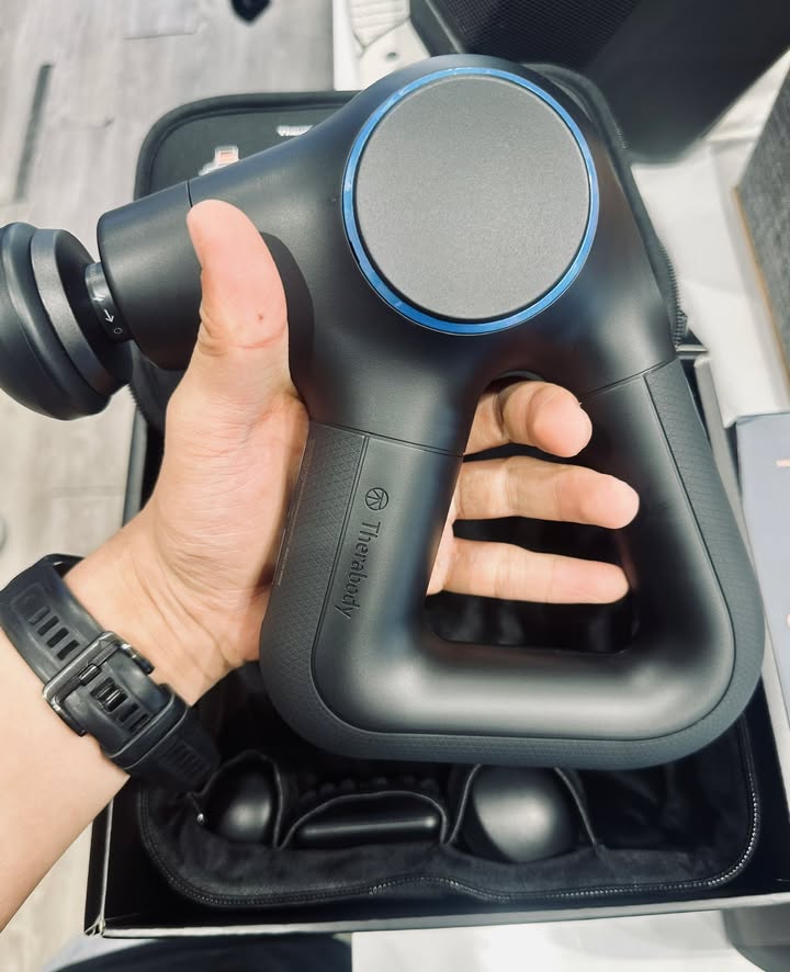 GIAO HỎA TỐC COMBO PHỤC HỒI THERABODY: VỀ VỚI CHỊ KHÁCH QUẬN 12! ????????????‍♀️ Chiều nay, shipper nhà Cello lại được dịp "vít ga" hết cỡ để hỏa tốc trọn bộ đôi chăm sóc sức khỏe đỉnh cao từ nhà Therabody: Theragun Prime Plus & Theragun Mini Plus đến tận tay một chị khách dễ thương tại Quận 12! Chị chia sẻ vừa đi làm văn phòng vừa chăm chỉ tập luyện thể thao nên tình trạng căng cơ cổ vai gáy và nhức mỏi chân tay diễn ra thường xuyên. Muốn đầu tư một giải pháp giãn cơ chuyên sâu, khoa học cho cả gia đình, chị quyết định chốt ngay combo "trong nhà – ngoài phố" không cần đắn đo: Theragun Prime Plus: Đặt cố định tại nhà, tay cầm tam giác công thái học độc quyền giúp tự massage lưng và các nhóm cơ khó chạm tới. Đặc biệt phiên bản mới tích hợp Heat Therapy (liệu pháp nhiệt) giúp làm ấm, giãn cơ tức thì và tăng lưu thông máu cực kỳ thư giãn sau ngày dài. Theragun Mini Plus: Nhỏ gọn bỏ túi tập gym hay mang theo đi làm, đi du lịch. Cũng được nâng cấp công nghệ nhiệt tiện lợi, sẵn sàng "cứu cánh" các cơn đau mỏi mọi lúc mọi nơi. ✨ VÌ SAO NÊN CHỌN BỘ ĐÔI THERABODY THẾ HỆ MỚI? Liệu pháp gõ kết hợp nhiệt: Tăng hiệu quả phục hồi, giảm đau nhức và tối ưu hóa quá trình khởi động trước tập luyện. Độ sâu chuẩn khoa học: Tác động sâu vào các mô cơ mà không gây cảm giác rung lắc khó chịu hay đau rát bề mặt da. Động cơ êm ái: Vận hành mượt mà với công nghệ QuietForce độc quyền, thư giãn tuyệt đối mà không lo ồn ào. ???? Hàng nguyên seal 100% chính hãng, Cello đã kích hoạt bảo hành điện tử chuẩn chỉ và đóng gói cẩn thận để trao tận tay chị chỉ sau một cuộc gọi! ???? Cảm ơn chị khách Quận 12 đã luôn tin tưởng và lựa chọn dịch vụ giao nhanh chuyên nghiệp của Cello. Chúc chị và gia đình có những phút giây thư giãn, nạp lại năng lượng thật sảng khoái mỗi ngày cùng Therabody! ???? Bạn đang cần tư vấn thiết bị phục hồi thể thao hay muốn nhận hàng hỏa tốc trong ngày tại TP.HCM? Inbox ngay cho Cello nhé! ???? Anh/chị nào ở TP HCM muốn trải nghiệm sản phẩm? ???? Liên hệ ngay Shop Cello để được tư vấn và giao tận nơi! ???? Inbox ngay cho Cello để được tư vấn thêm các sản phẩm nhé! ------------------------------- ©️Cello Technology ???? 13 Nguyễn Văn Tráng, Phường Bến Thành, Quận 1, TP.HCM ???? 0888054168 ???? www.cello.vn ???? support@cello.vn bình luận để Cello tư vấn chi tiết và báo giá ưu đãi nhất cho bạn ???? Trải nghiệm trực tiếp tại showroom Cello #Cello #Therabody #Theragun #TheragunPrimePlus #TheragunMiniPlus #Recovery #HeatTherapy #MassageGun #HoaToc #Quan12 #PhucHoiCoBap