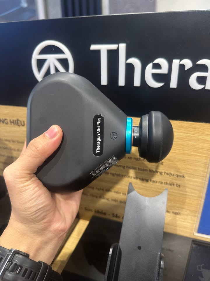 GIAO HỎA TỐC COMBO PHỤC HỒI THERABODY: VỀ VỚI CHỊ KHÁCH QUẬN 12! ????????????‍♀️ Chiều nay, shipper nhà Cello lại được dịp "vít ga" hết cỡ để hỏa tốc trọn bộ đôi chăm sóc sức khỏe đỉnh cao từ nhà Therabody: Theragun Prime Plus & Theragun Mini Plus đến tận tay một chị khách dễ thương tại Quận 12! Chị chia sẻ vừa đi làm văn phòng vừa chăm chỉ tập luyện thể thao nên tình trạng căng cơ cổ vai gáy và nhức mỏi chân tay diễn ra thường xuyên. Muốn đầu tư một giải pháp giãn cơ chuyên sâu, khoa học cho cả gia đình, chị quyết định chốt ngay combo "trong nhà – ngoài phố" không cần đắn đo: Theragun Prime Plus: Đặt cố định tại nhà, tay cầm tam giác công thái học độc quyền giúp tự massage lưng và các nhóm cơ khó chạm tới. Đặc biệt phiên bản mới tích hợp Heat Therapy (liệu pháp nhiệt) giúp làm ấm, giãn cơ tức thì và tăng lưu thông máu cực kỳ thư giãn sau ngày dài. Theragun Mini Plus: Nhỏ gọn bỏ túi tập gym hay mang theo đi làm, đi du lịch. Cũng được nâng cấp công nghệ nhiệt tiện lợi, sẵn sàng "cứu cánh" các cơn đau mỏi mọi lúc mọi nơi. ✨ VÌ SAO NÊN CHỌN BỘ ĐÔI THERABODY THẾ HỆ MỚI? Liệu pháp gõ kết hợp nhiệt: Tăng hiệu quả phục hồi, giảm đau nhức và tối ưu hóa quá trình khởi động trước tập luyện. Độ sâu chuẩn khoa học: Tác động sâu vào các mô cơ mà không gây cảm giác rung lắc khó chịu hay đau rát bề mặt da. Động cơ êm ái: Vận hành mượt mà với công nghệ QuietForce độc quyền, thư giãn tuyệt đối mà không lo ồn ào. ???? Hàng nguyên seal 100% chính hãng, Cello đã kích hoạt bảo hành điện tử chuẩn chỉ và đóng gói cẩn thận để trao tận tay chị chỉ sau một cuộc gọi! ???? Cảm ơn chị khách Quận 12 đã luôn tin tưởng và lựa chọn dịch vụ giao nhanh chuyên nghiệp của Cello. Chúc chị và gia đình có những phút giây thư giãn, nạp lại năng lượng thật sảng khoái mỗi ngày cùng Therabody! ???? Bạn đang cần tư vấn thiết bị phục hồi thể thao hay muốn nhận hàng hỏa tốc trong ngày tại TP.HCM? Inbox ngay cho Cello nhé! ???? Anh/chị nào ở TP HCM muốn trải nghiệm sản phẩm? ???? Liên hệ ngay Shop Cello để được tư vấn và giao tận nơi! ???? Inbox ngay cho Cello để được tư vấn thêm các sản phẩm nhé! ------------------------------- ©️Cello Technology ???? 13 Nguyễn Văn Tráng, Phường Bến Thành, Quận 1, TP.HCM ???? 0888054168 ???? www.cello.vn ???? support@cello.vn bình luận để Cello tư vấn chi tiết và báo giá ưu đãi nhất cho bạn ???? Trải nghiệm trực tiếp tại showroom Cello #Cello #Therabody #Theragun #TheragunPrimePlus #TheragunMiniPlus #Recovery #HeatTherapy #MassageGun #HoaToc #Quan12 #PhucHoiCoBap