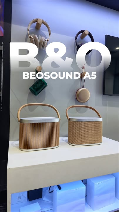 SOUNDTEST STEREO PAIR B&O BEOSOUND A5 TẠI CELLO: ÂM HƯỞNG BẮC ÂU NHÂN ĐÔI SỨC MẠNH! ????✨???? Nghe một chiếc B&O Beosound A5 đã đủ mê hoặc, nhưng khi ghép đôi không dây một cặp (Stereo Pairing) ngay tại phòng nghe của Cello thì trải nghiệm thực sự được nâng lên một tầm cao hoàn toàn khác! Chiều nay, đội ngũ Cello vừa set-up xong một góc soundtest chuẩn chỉnh với 2 chiếc Beosound A5. Khi bản nhạc hòa tấu acoustic cất lên, không gian phòng lập tức biến thành một sân khấu biểu diễn trực tiếp với độ tách bạch và chiều sâu đáng kinh ngạc. ???? KHI MỘT CẶP BEOSOUND A5 KẾT HỢP VỚI NHAU: Trường âm Stereo tách bạch đỉnh cao: Tách riêng hai kênh trái - phải (Left - Right) rõ ràng, từng tiếng gảy đàn guitar, tiếng gõ cymbal hay giọng hát của ca sĩ được định vị chuẩn xác trong không gian nghe. Công suất bùng nổ, dải trầm sâu thẳm: Với tổng công suất lên đến 560W từ cả hai loa, dải bass đánh xuống cực kỳ sâu, chắc và có lực nhưng vẫn giữ nguyên độ êm ái, kiểm soát tuyệt đối, không hề có cảm giác dội hay bí bách. Đồng bộ mượt mà qua nền tảng Mozart: Kết nối không dây chuẩn xác chỉ với vài thao tác trên ứng dụng Bang & Olufsen, độ trễ gần như bằng không. Nâng tầm thẩm mỹ gấp đôi: Hai tuyệt tác mang phong cách Scandinavia đặt đối xứng trong phòng khách hay phòng giải trí biến không gian sống thành một tác phẩm nghệ thuật đẳng cấp. ???? Mời cả nhà cùng cắm tai nghe để cảm nhận một phần chất âm sống động qua đoạn video soundtest dưới đây! Nếu bạn đang tìm kiếm một set-up âm thanh hi-fi không dây vừa gọn gàng, tinh tế vừa sở hữu nội lực trình diễn mạnh mẽ cho căn hộ hay biệt thự, hãy ghé ngay showroom Cello hôm nay để trực tiếp "thẩm âm" cặp đôi Beosound A5 này nhé! ???? Inbox ngay cho Cello để đặt lịch trải nghiệm hoặc nhận tư vấn phối ghép chi tiết nhất!