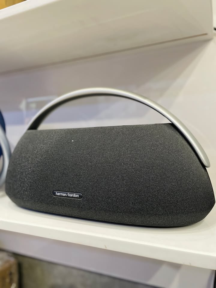 ???? BIỂU TƯỢNG ÂM THANH TÁI XUẤT: HARMAN KARDON GO + PLAY 3 – UY LỰC VÀ ĐẲNG CẤP! ???? Nếu là tín đồ của dải trầm uy lực, thiết kế bán nguyệt sang trọng thì chắc chắn dòng Go + Play đã quá quen thuộc. Với thế hệ Harman Kardon Go + Play 3, huyền thoại này đã có màn lột xác ngoạn mục từ ngoại hình đến nội lực âm thanh bên trong! ????✨ ???? NHỮNG ĐIỂM NÂNG CẤP ĐÁNG GIÁ TRÊN GO + PLAY 3: ???? Chất âm 3 đường tiếng (3-Way Speaker): Cấu hình củ loa cải tiến vượt bậc mang đến dải trung ngọt ngào, dải cao sáng rõ, kết hợp cùng subwoofer đánh úp gầm (down-firing) tái hiện dải bass sâu thẳm, uy lực và dứt khoát đặc trưng của nhà Harman Kardon. ????️ Công suất khủng 160W: Dư sức lấp đầy không gian phòng khách lớn hay những buổi tiệc ấm cúng, âm thanh lan tỏa tròn đầy mà không hề bị méo tiếng ở mức âm lượng cao. ✨ Thiết kế sang trọng, thời thượng: Mặt trên hoàn thiện bằng kính cảm ứng cường lực tinh tế, quai xách nhôm tái chế chắc chắn cùng lớp vải dệt cao cấp bao phủ thân loa – biến chiếc loa thành một món đồ nội thất decor chuẩn gu. ???? Tự động cân chỉnh âm học môi trường: Mỗi khi đổi vị trí đặt loa, hệ thống micro tích hợp sẽ tự đo đạc không gian để tối ưu chất âm chuẩn xác nhất theo thời gian thực. ???? Thời lượng pin lên đến 8 giờ: Thoải mái mang theo từ phòng khách, phòng ngủ ra ban công hay những buổi dã ngoại nhẹ nhàng. ???? Tích hợp micro đàm thoại kép: Thu âm rõ nét, khử ồn môi trường hiệu quả để thực hiện các cuộc gọi rảnh tay cực kỳ tiện lợi. ???? Hàng chính hãng nguyên seal, đầy đủ 2 phiên bản màu: Black (Đen huyền bí) và Grey (Xám thanh lịch) sẵn sàng phục vụ anh chị em! ???? Anh/chị nào ở TP HCM muốn trải nghiệm sản phẩm? ???? Liên hệ ngay Shop Cello để được tư vấn và giao tận nơi! ???? Inbox ngay cho Cello để được tư vấn thêm các sản phẩm nhé! ------------------------------- ©️Cello Technology ???? 13 Nguyễn Văn Tráng, Phường Bến Thành, Quận 1, TP.HCM ???? 0888054168 ???? www.cello.vn ???? support@cello.vn bình luận để Cello tư vấn chi tiết và báo giá ưu đãi nhất cho bạn #HarmanKardon #GoPlay3 #HarmanKardonGoPlay3 #BluetoothSpeaker #LoaDiDong #HiEndAudio #InteriorDesign #ChinhHang