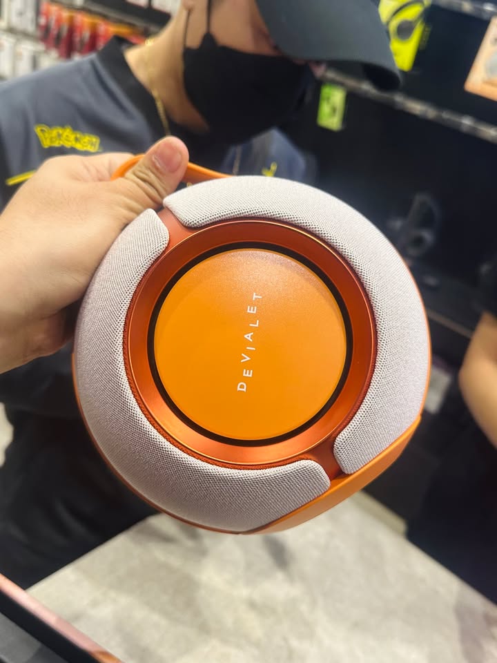 CHỐT ĐƠN “CỰC PHẨM” PHIÊN BẢN GIỚI HẠN: DEVIALET MANIA ROSE BLOOM VỀ VỚI ANH KHÁCH CÓ GU! ????✨???? Một buổi chốt đơn siêu tốc nhưng ngập tràn cảm hứng tại Cello! Chiều nay, chiếc loa di động hi-end phiên bản đặc biệt Devialet Mania Rose Bloom đã chính thức tìm thấy chủ nhân là một anh khách có gu thẩm mỹ cực kỳ tinh tế. Vừa bước vào showroom và nhìn thấy sắc màu Rose Bloom huyền ảo, phối trộn sắc hồng - tím cực kỳ nghệ thuật trên nền quả cầu biểu tượng của Devialet, anh đã bị thu hút ngay lập tức. Sau khi nghe thử vài bản nhạc vocal mộc mạc, sự kết hợp giữa thiết kế độc bản và chất âm bùng nổ đã khiến anh quyết định "rước em nó về dinh" mà không cần suy nghĩ thêm một giây nào! ???? SỨC HÚT KHÔNG THỂ CHỐI TỪ CỦA DEVIALET MANIA ROSE BLOOM: Phiên bản sắc màu độc bản: Tông màu Rose Bloom thời thượng, biến chiếc loa không chỉ là thiết bị nghe nhạc mà trở thành một điểm nhấn nội thất xa xỉ, đầy cá tính cho phòng khách hay bàn làm việc. Âm thanh Stereo 360° thích ứng (ASC): Công nghệ quét môi trường thông minh tự động hiệu chỉnh dải âm theo vị trí đặt loa, mang đến trường âm mở rộng và sống động mọi góc nhìn. Âm trầm uy lực vượt kích thước: Dù ngoại hình nhỏ gọn, Mania vẫn mang trọn vẹn dải bass sâu thẳm, uy lực đặc trưng của Devialet mà không hề rung lắc. Đồng hành linh hoạt: Thiết kế quai xách sang trọng, chuẩn kháng nước IPX4 cùng pin bền bỉ đến 10 giờ, sẵn sàng cho những chuyến đi chill hay tiệc tùng tại gia. ???? Máy nguyên seal chính hãng 100%, đã được đội ngũ Cello hỗ trợ kích hoạt bảo hành điện tử và đóng gói cẩn thận để trao tận tay anh khách. ???? Cello xin gửi lời cảm ơn chân thành đến anh đã tin tưởng lựa chọn Cello để rước siêu phẩm giới hạn này về bộ sưu tập âm thanh của mình! ???? Các phiên bản đặc biệt của Devialet Mania luôn có số lượng cực kỳ giới hạn. Anh em đang tìm kiếm một chiếc loa độc - đẹp - chất để nâng tầm phong cách sống thì inbox ngay cho Cello hôm nay nhé! ???? Liên hệ ngay Shop Cello để được tư vấn và giao tận nơi! ???? Inbox ngay cho Cello để được tư vấn thêm các sản phẩm nhé! ------------------------------- ©️Cello Technology ???? 13 Nguyễn Văn Tráng, Phường Bến Thành, Quận 1, TP.HCM ???? 0888054168 ???? www.cello.vn ???? support@cello.vn bình luận để Cello tư vấn chi tiết và báo giá ưu đãi nhất cho bạn ???? Trải nghiệm trực tiếp tại showroom Cello