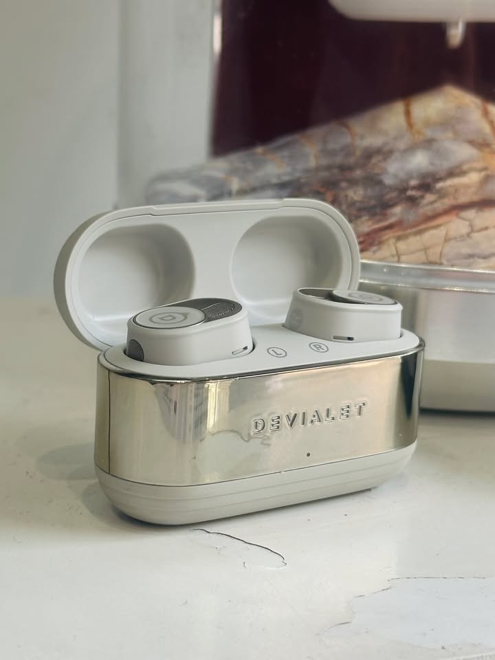 CHẠM TỚI ĐỈNH CAO ÂM THANH BỎ TÚI: DEVIALET GEMINI II LUÔN SẴN HÀNG TẠI CELLO! ????????????✨ Nếu bạn trót say đắm sức mạnh âm trầm uy lực cùng độ chi tiết phi thường của những "quái vật" loa Phantom, thì Devialet Gemini II chính là cách hoàn hảo nhất để mang trọn vẹn chất âm hi-end Pháp ấy theo bên mình mọi lúc, mọi nơi! Được định danh là một trong những mẫu tai nghe True Wireless đẳng cấp bậc nhất hiện nay, Gemini II không chỉ đơn thuần là một thiết bị nghe nhạc, mà là một món trang sức công nghệ xa xỉ nâng tầm phong cách sống. ???? ĐIỀU GÌ KHIẾN DEVIALET GEMINI II XỨNG ĐÁNG Ở PHÂN KHÚC CAO CẤP NHẤT? Chất âm thuần khiết chuẩn Devialet: Củ loa phủ titan 10mm hoàn toàn mới kết hợp cùng thuật toán độc quyền mang lại dải bass sâu thẳm, uy lực đặc trưng nhưng dải trung và cao vẫn vô cùng tách bạch, thoáng đãng. Chống ồn chủ động thích ứng độc quyền (Devialet Adaptive Noise Cancellation™): Tự động điều chỉnh theo thời gian thực theo cấu trúc tai và môi trường, mang lại không gian tĩnh lặng tuyệt đối mà hoàn toàn không gây áp lực bí bách lên màng nhĩ. Công nghệ chống ồn gió AWR (Active Wind Reduction): Đàm thoại rõ ràng và nghe nhạc mượt mà ngay cả khi bạn đang di chuyển ngoài đường nhiều gió hay tập luyện thể thao. Thiết kế công thái học cao cấp: Hộp sạc phủ lớp tráng gương sang trọng, housing tai nghe được thu gọn tinh tế, ôm khít khoang tai và tạo cảm giác đeo êm ái suốt cả ngày dài. Kết nối đa điểm Multipoint & Bluetooth chuẩn mới: Chuyển đổi mượt mà giữa điện thoại, máy tính bảng và laptop trong tích tắc, hỗ trợ chuẩn âm thanh độ phân giải cao. ???? HÀNG SẴN KỆ – NGUYÊN SEAL CHÍNH HÃNG 100%! Cello luôn có sẵn các phiên bản màu sắc (Matte Black, Iconic White và bản mạ vàng Opéra de Paris) để quý khách trực tiếp trải nghiệm và lựa chọn. ???? Đặc quyền khi mua Devialet tại Cello: Cam kết chính hãng 100%, bảo hành chuẩn hãng từ nhà phân phối chính thức. Hỗ trợ cài đặt ứng dụng Devialet Mania/Gemini, cân chỉnh EQ theo gu cá nhân từ A-Z. Giao hàng hỏa tốc trong ngày tại TP.HCM & ship toàn quốc an toàn tuyệt đối. ???? Mời quý khách ghé showroom Cello để trực tiếp nghe thử và cảm nhận sự khác biệt từ tuyệt tác tai nghe nước Pháp, hoặc inbox ngay cho Cello để nhận báo giá ưu đãi nhé! ???? Giao hàng hỏa tốc nội thành & hỗ trợ kỹ thuật tận tâm ???? Liên hệ ngay Shop Cello để được tư vấn và giao tận nơi! ???? Inbox ngay cho Cello để được tư vấn thêm các sản phẩm nhé! ------------------------------- ©️Cello Technology ???? 13 Nguyễn Văn Tráng, Phường Bến Thành, Quận 1, TP.HCM ???? 0888054168 ???? www.cello.vn ???? support@cello.vn bình luận để Cello tư vấn chi tiết và báo giá ưu đãi nhất cho bạn ???? Trải nghiệm trực tiếp tại showroom Cello