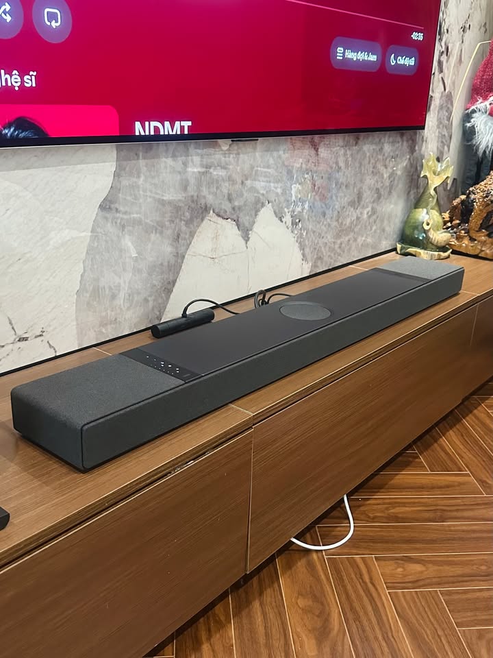 BÀN GIAO TUYỆT TÁC ÂM THANH KEF XIO TẬN TAY ANH KHÁCH TẠI BÌNH THẠNH! ???????????? Chiều nay, đội ngũ kỹ thuật Cello vừa hoàn tất chuyến bàn giao và lắp đặt tận nơi siêu phẩm loa không dây cao cấp KEF XIO cho một anh khách cực kỳ sành âm thanh tại quận Bình Thạnh! Đang tìm kiếm một giải pháp nghe nhạc tinh gọn, hiện đại cho phòng khách căn hộ nhưng vẫn phải đáp ứng tiêu chuẩn khắt khe về độ chi tiết và trường âm rộng mở, anh đã chấm ngay KEF XIO. Và không làm anh thất vọng, ngay khi những nốt nhạc đầu tiên được cất lên sau khi hoàn tất cân chỉnh, cả không gian dường như bừng sáng với chất âm đặc trưng không lẫn vào đâu được của thương hiệu âm thanh Anh Quốc. ???? ĐIỀU GÌ KHIẾN KEF XIO CHINH PHỤC CÁC TÍN ĐỒ HI-FI? Công nghệ củ loa Uni-Q danh tiếng: Tái tạo âm thanh đồng trục chính xác, phân tán đều khắp phòng, mang lại "điểm ngọt" (sweet spot) cực rộng dù ngồi ở bất kỳ vị trí nào. Thiết kế tối giản, đậm chất Bắc Âu: Từng đường cong và bề mặt hoàn thiện cao cấp, hài hòa tuyệt đối với nội thất hiện đại và nâng tầm thẩm mỹ không gian sống. Kết nối toàn diện & Stream nhạc đỉnh cao: Hỗ trợ đầy đủ AirPlay, Chromecast, Spotify Connect, Tidal,... phát nhạc không dây độ phân giải cao mượt mà chỉ với một chạm. Chất âm cân bằng, tự nhiên: Dải trung trong trẻo, vocal rõ nét, dải cao tơi nhuyễn và âm trầm được kiểm soát chặt chẽ, tròn trịa. ???? Sản phẩm nguyên seal chính hãng 100%, được kỹ thuật viên Cello hỗ trợ lắp đặt, đi dây gọn gàng, tối ưu vị trí đặt loa theo âm học phòng và hướng dẫn sử dụng chi tiết trên app điều khiển. ???? Cello xin gửi lời cảm ơn chân thành đến anh khách Bình Thạnh đã tin tưởng dịch vụ tư vấn và giao hàng tận nhà của Cello! Chúc anh có những phút giây thư giãn trọn vẹn và thăng hoa cùng âm nhạc mỗi ngày. ???? Quý khách hàng đang tìm kiếm hệ thống âm thanh hi-fi chuẩn mực cho căn hộ, nhà phố hay phòng làm việc, đừng ngần ngại inbox ngay cho Cello để được tư vấn phối ghép và nhận chính sách hỗ trợ lắp đặt tận nơi chu đáo nhất! ???? Liên hệ ngay Shop Cello để được tư vấn và giao tận nơi! ???? Inbox ngay cho Cello để được tư vấn thêm các sản phẩm nhé! ------------------------------- ©️Cello Technology ???? 13 Nguyễn Văn Tráng, Phường Bến Thành, Quận 1, TP.HCM ???? 0888054168 ???? www.cello.vn ???? support@cello.vn bình luận để Cello tư vấn chi tiết và báo giá ưu đãi nhất cho bạn ???? Trải nghiệm trực tiếp tại showroom Cello #Cello #KEF #KEFXIO #HiFiAudio #WirelessSpeaker #BanGiaoTanNoi #BinhThanh #AmThanhDinhCao #LifestyleAudio