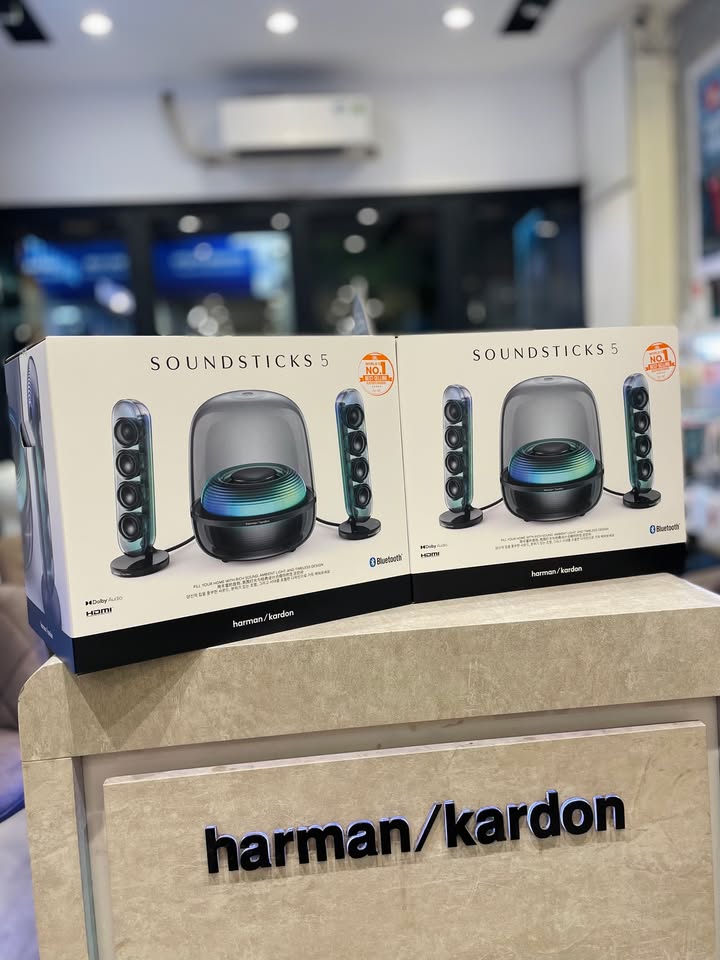BIỂU TƯỢNG ÂM THANH TRONG SUỐT TRỞ LẠI: HARMAN KARDON SOUNDSTICKS 5 TIẾP TỤC VỀ HÀNG TẠI CELLO! ????✨???? Hơn hai thập kỷ giữ vững vị thế là một trong những thiết kế loa kinh điển nhất thế giới, dòng SoundSticks của Harman Kardon chưa bao giờ ngừng khiến giới mộ điệu phải trầm trồ. Và với thế hệ mới nhất – Harman Kardon SoundSticks 5, chuẩn mực giữa "nghệ thuật thị giác" và "âm học đỉnh cao" một lần nữa được tái định nghĩa! Không đơn thuần là một bộ loa để nghe nhạc, SoundSticks 5 như một tác phẩm điêu khắc bằng thủy tinh hiện đại, biến bàn làm việc hay phòng khách của bạn thành một góc trưng bày công nghệ đầy mê hoặc. ???? NHỮNG NÂNG CẤP ĐÁNG GIÁ TRÊN HARMAN KARDON SOUNDSTICKS 5: Thiết kế vòm trong suốt huyền thoại: Giữ nguyên nét đặc trưng với subwoofer dạng vòm và hai cột loa vệ tinh thanh mảnh, nhưng được hoàn thiện tinh xảo hơn, tôn lên vẻ sang trọng và tối giản của mọi không gian. Hệ thống đèn LED Ambient Light sống động: Hiệu ứng ánh sáng gợn sóng lan tỏa nhẹ nhàng theo từng nhịp điệu bài hát, mang lại trải nghiệm thư giãn thị giác cực kỳ cuốn hút khi nghe nhạc buổi tối. Chất âm 2.1 bùng nổ, giàu nội lực: Subwoofer đánh xuống cực sâu, dải bass tròn trịa, chắc gọn mà không gây ù rền; kết hợp cùng các củ loa toàn dải trên hai cột vệ tinh cho âm trung trong trẻo, vocal rõ nét và âm cao leng keng, tách bạch. Kết nối Bluetooth thế hệ mới & Cổng cắm đa dạng: Kết nối không dây siêu mượt mà, độ trễ cực thấp, dễ dàng phối ghép cùng điện thoại, máy tính bảng, PC/Mac hay TV. ???? HÀNG NGUYÊN SEAL CHÍNH HÃNG 100% ĐANG SẴN KỆ TẠI CELLO! Một set-up góc làm việc đẳng cấp hay một không gian chill đúng nghĩa chắc chắn không thể thiếu mảnh ghép mang tên SoundSticks 5. ???? Đặc quyền khi mua sắm tại Cello: Cam kết chính hãng 100%, bảo hành đầy đủ theo tiêu chuẩn nhà phân phối. Hỗ trợ hướng dẫn set-up, đi dây thẩm mỹ cho bàn làm việc tận tình. Giao hàng hỏa tốc trong ngày tại TP.HCM và đóng gói chống sốc ship toàn quốc an toàn tuyệt đối. ???? Inbox ngay cho Cello để nhận báo giá ưu đãi và giữ suất sở hữu kiệt tác Harman Kardon SoundSticks 5 ngay hôm nay! ???? Liên hệ ngay Shop Cello để được tư vấn và giao tận nơi! ???? Inbox ngay cho Cello để được tư vấn thêm các sản phẩm nhé! ------------------------------- ©️Cello Technology ???? 13 Nguyễn Văn Tráng, Phường Bến Thành, Quận 1, TP.HCM ???? 0888054168 ???? www.cello.vn ???? support@cello.vn bình luận để Cello tư vấn chi tiết và báo giá ưu đãi nhất cho bạn ???? Trải nghiệm trực tiếp tại showroom Cello #Cello #HarmanKardon #SoundSticks5 #HarmanKardonSoundSticks5 #LoaDeBan #DeskSetup #AmThanhChinhHang #LifestyleAudio #HiFiAudio