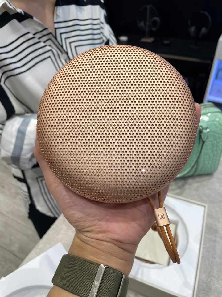 CHỐT ĐƠN “VIÊN NGỌC ÂM THANH” BẮC ÂU: BÀN GIAO B&O BEOSOUND A1 GEN 3 VỀ VỚI CHỊ KHÁCH! ????✨???? Một chiều mua sắm ngập tràn cảm hứng tại Cello! Đang tìm kiếm một chiếc loa di động nhỏ gọn, thanh lịch để vừa chill nhạc thư giãn tại phòng ngủ, vừa tiện bỏ túi xách mang theo trong những chuyến du lịch, chị khách đã “phải lòng” ngay siêu phẩm Bang & Olufsen Beosound A1 Gen 3! Sau khi trực tiếp nghe thử một vài bản acoustic mộc mạc tại showroom, chất âm trong trẻo, vocal bay bổng cùng thiết kế nhôm nguyên khối bo tròn sang trọng đã khiến chị quyết định chốt đơn ngay tắp lự. ???? VÌ SAO B&O BEOSOUND A1 GEN 3 LUÔN LÀ LỰA CHỌN HÀNG ĐẦU CỦA PHÁI ĐẸP? Thiết kế Bắc Âu đẳng cấp: Vỏ nhôm Anodized cao cấp kết hợp quai đeo da thật tinh tế, mang lại diện mạo như một món phụ kiện thời trang xa xỉ, nâng tầm mọi góc decor. Âm thanh 360° True360 ấn tượng: Dù vóc dáng nhỏ gọn nằm trọn trong lòng bàn tay, loa vẫn tái hiện âm trường rộng mở, dải trung ngọt ngào và âm trầm chắc gọn đáng nể. Đàm thoại cực nét: Hệ thống micro định hướng cao cấp hỗ trợ đàm thoại rảnh tay trong trẻo, cực kỳ tiện lợi cho các cuộc gọi hội họp hay trò chuyện hằng ngày. Bền bỉ bất chấp thời tiết: Kháng nước và kháng bụi chuẩn IP67, thoải mái đồng hành cùng chị ra ban công, cạnh hồ bơi hay những buổi picnic ngoài trời. Thời lượng pin nâng cấp: Thỏa sức đắm chìm trong giai điệu suốt cả ngày dài mà không lo ngắt quãng. ???? Máy nguyên seal chính hãng 100%, được đội ngũ Cello hỗ trợ kích hoạt bảo hành điện tử và hướng dẫn kết nối ứng dụng Bang & Olufsen chu đáo trước khi trao tận tay chị. ???? Cello xin gửi lời cảm ơn chân thành đến chị đã luôn tin tưởng và lựa chọn Cello là nơi mua sắm thiết bị âm thanh cao cấp! Chúc chị có những phút giây thư giãn thật tuyệt vời cùng những giai điệu yêu thích mỗi ngày. ???? Chị em đang tìm kiếm một chiếc loa bluetooth nhỏ gọn, sang trọng và chuẩn gu âm nhạc, hãy inbox ngay cho Cello để nhận tư vấn phối màu và giá ưu đãi tốt nhất nhé! CELLO - THIẾT BỊ CÔNG NGHỆ & ÂM THANH CHÍNH HÃNG ???? Liên hệ ngay Shop Cello để được tư vấn và giao tận nơi! ???? Inbox ngay cho Cello để được tư vấn thêm các sản phẩm nhé! ------------------------------- ©️Cello Technology ???? 13 Nguyễn Văn Tráng, Phường Bến Thành, Quận 1, TP.HCM ???? 0888054168 ???? www.cello.vn ???? support@cello.vn bình luận để Cello tư vấn chi tiết và báo giá ưu đãi nhất cho bạn ???? Trải nghiệm trực tiếp tại showroom Cello #Cello #BangOlufsen #BeosoundA1Gen3 #BeosoundA1 #LoaDiDong #HiEndAudio #ScandinavianDesign #ChotDon #AmThanhDinhCao