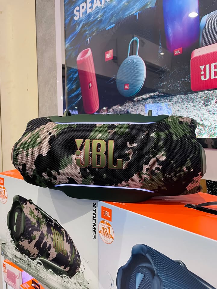 “QUÁI VẬT DÃ NGOẠI” JBL XTREME 5 VẪN LUÔN LÀ LỰA CHỌN SỐ 1 CHO MỌI CHUYẾN XÊ DỊCH! ????⚡????️ Dù đã đồng hành cùng cộng đồng yêu âm nhạc ngoài trời qua nhiều hành trình phượt và những buổi tiệc dã ngoại sôi động, sức hút của JBL Xtreme 5 tại showroom Cello vẫn chưa bao giờ hạ nhiệt! Được mệnh danh là "cỗ máy tiệc tùng" di động, Xtreme 5 luôn là cái tên được anh em nhắc đến đầu tiên mỗi khi cần một chiếc loa vừa bền bỉ, vừa sở hữu công suất bùng nổ để khuấy đảo không gian mở. ???? NHỮNG ĐIỂM NỔI BẬT GIÚP JBL XTREME 5 GIỮ VỮNG NGÔI VƯƠNG: Công suất khủng lên tới 140W (AC mode) & AI Sound Boost: Thuật toán AI phân tích âm thanh theo thời gian thực giúp tối ưu độ dao động của màng loa, mang đến dải bass sâu thẳm, uy lực tuyệt đối mà không hề vỡ tiếng khi vặn hết cỡ âm lượng. Chất âm Pro Sound bùng nổ: Hệ thống củ loa subwoofer kết hợp bộ đôi tweeter tái hiện dải trung rõ nét, dải cao sắc sảo và âm trường cực kỳ khoáng đạt ngoài trời. Dải đèn LED viền Ambient Edge Lighting: Hiệu ứng ánh sáng chuyển động nhịp nhàng theo giai điệu nhạc, tạo điểm nhấn lung linh cho những buổi camping đêm hoặc tiệc chill bên bờ biển. Chuẩn bảo vệ IP68 toàn diện: Chống nước, chống bụi và chống va đập cực tốt, sẵn sàng thách thức mọi điều kiện thời tiết khắc nghiệt từ bãi biển nhiều cát đến những cơn mưa rừng bất chợt. Pin trâu lên tới 28 giờ (Playtime Boost): Thỏa sức chơi nhạc cả ngày lẫn đêm, tích hợp tính năng sạc dự phòng qua cổng USB-C để nạp pin trực tiếp cho điện thoại ngay trên đường đi. Bluetooth 6.0 & Kết nối Auracast™: Hỗ trợ phát nhạc Lossless qua cáp Type-C, đồng thời kết nối không dây đa loa dễ dàng chỉ bằng một chạm để nhân đôi không gian âm nhạc. ???? HÀNG SẴN SÀNG TẠI CELLO – ĐỦ PHỐI MÀU NGUYÊN SEAL CHÍNH HÃNG 100%! Mẫu loa demo đã sẵn sàng tại showroom, kính mời anh em ghé Cello để trực tiếp cầm trên tay, quàng dây đeo thử và cảm nhận độ "nảy" của dải bass Xtreme 5 thực tế nhé! ???? Chính sách mua sắm tại Cello: Cam kết chính hãng 100% PGI, bảo hành chuẩn chỉ từ nhà phân phối. Hướng dẫn kết nối app JBL Portable, tùy chỉnh EQ 7 băng tần chu đáo từ A-Z. Giao hàng hỏa tốc trong ngày tại TP.HCM & ship toàn quốc an toàn tuyệt đối. ???? Inbox ngay cho Cello để nhận báo giá ưu đãi và giữ suất phối màu yêu thích cho chuyến đi sắp tới nhé! CELLO - THIẾT BỊ CÔNG NGHỆ & ÂM THANH CHÍNH HÃNG ???? Liên hệ ngay Shop Cello để được tư vấn và giao tận nơi! ???? Inbox ngay cho Cello để được tư vấn thêm các sản phẩm nhé! ------------------------------- ©️Cello Technology ???? 13 Nguyễn Văn Tráng, Phường Bến Thành, Quận 1, TP.HCM ???? 0888054168 ???? www.cello.vn ???? support@cello.vn bình luận để Cello tư vấn chi tiết và báo giá ưu đãi nhất cho bạn ???? Trải nghiệm trực tiếp tại showroom Cello #Cello #JBL #JBLXtreme5 #Xtreme5 #LoaDiDong #AISoundBoost #IP68 #Auracast #Bluetooth6 #LoaBluetooth #AmThanhChinhHang #DaNgoai #PartySpeaker