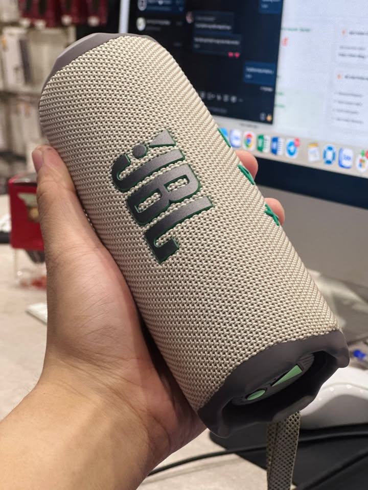 CHIẾC LOA DI ĐỘNG "QUỐC DÂN" JBL FLIP 7 VỀ VỚI ĐÔI BẠN TRẺ! ????????✨ Nhỏ gọn trong lòng bàn tay nhưng nội lực đủ sức khuấy đảo mọi không gian, JBL Flip 7 luôn là sự lựa chọn số một của giới trẻ! ???? NHỮNG NÂNG CẤP ĐÁNG GIÁ TRÊN JBL FLIP 7: Chất âm JBL Pro Sound bùng nổ: Hệ thống củ loa tối ưu cùng hai màng rung thụ động mang lại dải trầm căng tròn, sâu thẳm; dải trung ngọt ngào và dải cao tách bạch, không hề vỡ tiếng khi vặn âm lượng lớn. Độ bền bỉ chuẩn dã ngoại: Thiết kế bọc vải dệt cao cấp, khung viền cao su chống va đập cùng chuẩn kháng nước, kháng bụi bền bỉ – thoải mái mang ra bãi biển, cạnh hồ bơi hay đi phượt dưới mọi điều kiện thời tiết. Thời lượng pin bền bỉ cả ngày: Nghe nhạc xuyên suốt nhiều giờ liền mà không lo cạn năng lượng, hỗ trợ cổng sạc nhanh Type-C tiện lợi. Kết nối đa loa linh hoạt: Ghép nối nhanh chóng với các loa JBL tương thích để nhân đôi công suất, mở rộng sân khấu âm thanh cho những bữa tiệc đông người. Bảng màu sắc đa dạng: Đầy đủ các gam màu trẻ trung, hiện đại, dễ dàng lựa chọn theo đúng phong cách và cá tính riêng. ???? HÀNG SẴN SÀNG TẠI SHOWROOM CELLO – NGUYÊN SEAL CHÍNH HÃNG 100%! Mời anh em ghé ngay showroom Cello hôm nay để trực tiếp trên tay, test thử dải bass sống động thực tế và chọn cho mình phối màu ưng ý nhất nhé! ???? Đặc quyền khi mua sắm tại Cello: Cam kết sản phẩm chính hãng 100%, bảo hành chuẩn từ nhà phân phối. Hỗ trợ hướng dẫn kết nối, cài đặt ứng dụng tùy chỉnh EQ chu đáo từ A-Z. Giao hàng hỏa tốc trong ngày tại TP.HCM & ship toàn quốc an toàn tuyệt đối. ???? Inbox ngay cho Cello để nhận báo giá ưu đãi và sở hữu ngay em loa "quốc dân" JBL Flip 7 hôm nay! CELLO - THIẾT BỊ CÔNG NGHỆ & ÂM THANH CHÍNH HÃNG ???? Liên hệ ngay Shop Cello để được tư vấn và giao tận nơi! ???? Inbox ngay cho Cello để được tư vấn thêm các sản phẩm nhé! ------------------------------- ©️Cello Technology ???? 13 Nguyễn Văn Tráng, Phường Bến Thành, Quận 1, TP.HCM ???? 0888054168 ???? www.cello.vn ???? support@cello.vn bình luận để Cello tư vấn chi tiết và báo giá ưu đãi nhất cho bạn ???? Trải nghiệm trực tiếp tại showroom Cello