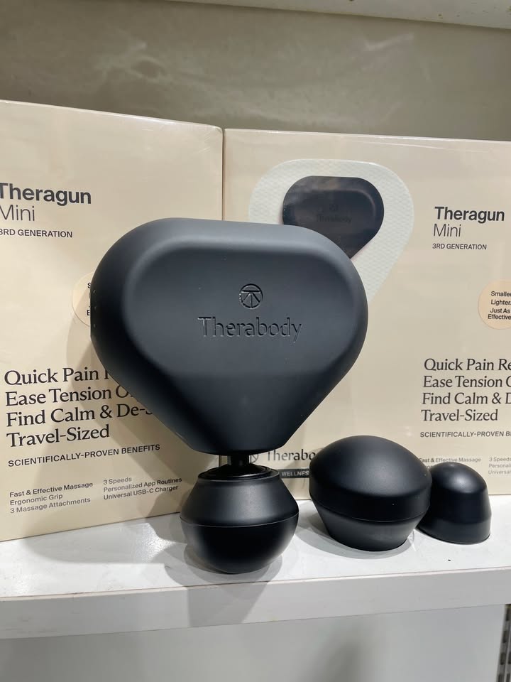 CHUYÊN GIA GIÃN CƠ BỎ TÚI: THERABODY THERAGUN MINI GEN 3 ĐÃ SẴN HÀNG TẠI CELLO! ????‍♂️⚡???? Nếu bạn thường xuyên bị căng cứng cơ bắp sau những buổi tập gym, đau mỏi cổ vai gáy do ngồi máy tính cả ngày, nhưng lại ngại mang vác những chiếc máy massage to nặng cồng kềnh, thì Therabody Theragun Mini Gen 3 (3rd Generation) chính là “chân ái” dành riêng cho bạn! Được tinh chỉnh để trở thành chiếc súng massage nhỏ nhất, nhẹ nhất từng có của Therabody, Theragun Mini Gen 3 gói trọn sức mạnh phục hồi chuẩn y khoa từ Mỹ vào một thiết kế nhỏ gọn nằm lọt thỏm trong lòng bàn tay! ???? NHỮNG ĐIỂM NÂNG CẤP ĐÁNG GIÁ TRÊN THERAGUN MINI GEN 3: Nhỏ gọn & Nhẹ hơn vượt bậc: Kích thước thu gọn đáng kể cùng trọng lượng chỉ khoảng 0.4kg, dễ dàng bỏ túi xách, balo hay vali mà không chiếm diện tích. Liệu pháp gõ sâu chuẩn khoa học: Trang bị 3 mức tốc độ linh hoạt (1.750, 2.100 và 2.400 PPM) với biên độ gõ đầm chắc, tác động sâu vào các bó cơ bị căng cứng, kích thích tuần hoàn máu và xua tan cơn đau mỏi nhanh chóng. Động cơ QuietForce™ êm ái: Vận hành siêu yên tĩnh, thoải mái sử dụng ngay tại văn phòng, trên máy bay hay phòng nghỉ mà không gây ồn ào xung quanh. Tay cầm tam giác công thái học độc quyền: Giúp người dùng cầm nắm linh hoạt ở nhiều góc độ, dễ dàng tự với tới các vùng cơ khó chạm như lưng dưới, bả vai mà không gây mỏi cổ tay. Kết nối Bluetooth cùng App Therabody thông minh: Cá nhân hóa lộ trình phục hồi, gợi ý bài tập giãn cơ chuyên sâu theo từng môn thể thao và nhóm cơ mục tiêu. Trang bị tính năng Travel Lock & Pin bền bỉ: Khóa an toàn chống tự bật khi để trong túi đồ du lịch, thời lượng pin sử dụng liên tục lên đến 150 – 180 phút, sạc Type-C siêu tiện lợi. Bộ 3 đầu massage cao cấp đi kèm: Đầu bóng tiêu chuẩn (Standard Ball), đầu đệm giảm chấn (Dampener) và đầu ngón tay cái (Thumb) đáp ứng hoàn hảo từ thư giãn êm dịu đến bấm huyệt điểm sâu. ???? HÀNG SẴN SÀNG TẠI CELLO – NGUYÊN SEAL CHÍNH HÃNG 100%! Mời anh chị em ghé ngay showroom Cello để trực tiếp cầm trên tay, trải nghiệm lực đấm thực tế của Theragun Mini Gen 3 nhé! CELLO - THIẾT BỊ CÔNG NGHỆ & ÂM THANH CHÍNH HÃNG ???? Liên hệ ngay Shop Cello để được tư vấn và giao tận nơi! ???? Inbox ngay cho Cello để được tư vấn thêm các sản phẩm nhé! ------------------------------- ©️Cello Technology ???? 13 Nguyễn Văn Tráng, Phường Bến Thành, Quận 1, TP.HCM ???? 0888054168 ???? www.cello.vn ???? support@cello.vn bình luận để Cello tư vấn chi tiết và báo giá ưu đãi nhất cho bạn ???? Trải nghiệm trực tiếp tại showroom Cello
