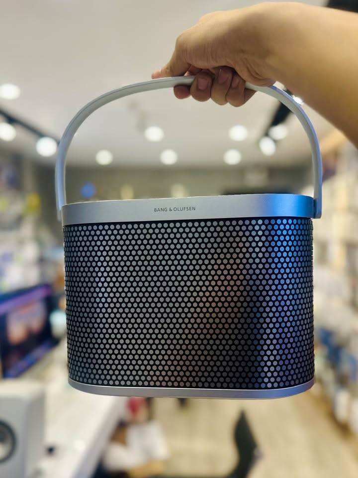 BÀN GIAO TUYỆT TÁC ÂM THANH BẮC ÂU: B&O BEOSOUND A5 SPACED ALUMINIUM VỀ TAY VỊ KHÁCH HÀN QUỐC! ????????✨???? Âm nhạc và nghệ thuật luôn là ngôn ngữ chung không có rào cản! Chiều nay, Cello vô cùng vinh hạnh được đón tiếp và trực tiếp bàn giao siêu phẩm loa di động hi-end Bang & Olufsen Beosound A5 (phiên bản Spaced Aluminium) cho một anh khách người Hàn Quốc cực kỳ sành điệu. Đến showroom với gu thẩm mỹ tinh tế, anh chia sẻ bản thân đặc biệt yêu thích ngôn ngữ thiết kế tối giản, chuẩn mực nhưng phải toát lên chất sang trọng. Ngay khi nhìn thấy Beosound A5 phiên bản nhôm Spaced Aluminium với lớp ê-căng dệt kim loại tinh xảo cùng quai xách nhôm nguyên khối, anh đã hoàn toàn bị chinh phục! ???? ĐIỀU GÌ ĐÃ KHIẾN B&O BEOSOUND A5 SPACED ALUMINIUM CHINH PHỤC VỊ KHÁCH HÀN QUỐC? Thiết kế Bắc Âu đẳng cấp vượt thời gian: Sự kết hợp hoàn mỹ giữa nhôm thủ công tinh xảo của Bang & Olufsen mang lại diện mạo hiện đại, tương thích hoàn hảo với các không gian căn hộ cao cấp chuẩn phong cách sống tối giản. Âm thanh 360 độ đầy nội lực: Hệ thống 4 củ loa riêng biệt với tổng công suất mạnh mẽ lên đến 280W, tái hiện sân khấu âm thanh đa hướng sống động, dải trầm sâu lắng và dải trung ngọt ngào, tinh khiết. Công nghệ RoomSense thông minh: Tự động quét và hiệu chỉnh âm học theo diện tích phòng, mang đến trải nghiệm nghe chuẩn xác ở mọi vị trí đặt loa. Tích hợp sạc không dây Qi tiện ích: Mặt trên của loa hỗ trợ sạc nhanh không dây trực tiếp cho điện thoại cực kỳ tiện lợi và gọn gàng. Thời lượng pin bền bỉ & Kháng nước IP65: Thỏa sức thưởng thức âm nhạc hơn 12 giờ liên tục, dễ dàng xách loa ra ban công ngắm phố phường hay đồng hành trong những chuyến nghỉ dưỡng cuối tuần. ???? Máy nguyên seal chính hãng 100%, được đội ngũ kỹ thuật Cello hỗ trợ bóc hộp, kết nối ứng dụng Bang & Olufsen và thiết lập âm thanh chu đáo trước khi trao tận tay anh. ???? Cello xin gửi lời cảm ơn chân thành đến anh (감사합니다!) đã tin tưởng và lựa chọn Cello là điểm đến mua sắm thiết bị âm thanh cao cấp tại Việt Nam! Chúc anh luôn có những phút giây thư giãn tuyệt vời bên những giai điệu yêu thích mỗi ngày. ???? Quý khách hàng đang tìm kiếm những mẫu loa hi-end đẳng cấp để nâng tầm không gian sống, hãy inbox ngay cho Cello để nhận tư vấn và ưu đãi tốt nhất nhé! CELLO - THIẾT BỊ CÔNG NGHỆ & ÂM THANH CHÍNH HÃNG ???? Liên hệ ngay Shop Cello để được tư vấn và giao tận nơi! ???? Inbox ngay cho Cello để được tư vấn thêm các sản phẩm nhé! ------------------------------- ©️Cello Technology ???? 13 Nguyễn Văn Tráng, Phường Bến Thành, Quận 1, TP.HCM ???? 0888054168 ???? www.cello.vn ???? support@cello.vn bình luận để Cello tư vấn chi tiết và báo giá ưu đãi nhất cho bạn ???? Trải nghiệm trực tiếp tại showroom Cello #Cello #BangOlufsen #BeosoundA5 #NaturalAluminium #BangandOlufsen #HiEndAudio #LoaDiDong #BanGiaoTanNoi #AmThanhDinhCao #LifestyleAudio
