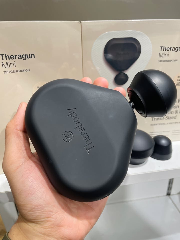CHUYÊN GIA GIÃN CƠ BỎ TÚI: THERABODY THERAGUN MINI GEN 3 ĐÃ SẴN HÀNG TẠI CELLO! ????‍♂️⚡???? Nếu bạn thường xuyên bị căng cứng cơ bắp sau những buổi tập gym, đau mỏi cổ vai gáy do ngồi máy tính cả ngày, nhưng lại ngại mang vác những chiếc máy massage to nặng cồng kềnh, thì Therabody Theragun Mini Gen 3 (3rd Generation) chính là “chân ái” dành riêng cho bạn! Được tinh chỉnh để trở thành chiếc súng massage nhỏ nhất, nhẹ nhất từng có của Therabody, Theragun Mini Gen 3 gói trọn sức mạnh phục hồi chuẩn y khoa từ Mỹ vào một thiết kế nhỏ gọn nằm lọt thỏm trong lòng bàn tay! ???? NHỮNG ĐIỂM NÂNG CẤP ĐÁNG GIÁ TRÊN THERAGUN MINI GEN 3: Nhỏ gọn & Nhẹ hơn vượt bậc: Kích thước thu gọn đáng kể cùng trọng lượng chỉ khoảng 0.4kg, dễ dàng bỏ túi xách, balo hay vali mà không chiếm diện tích. Liệu pháp gõ sâu chuẩn khoa học: Trang bị 3 mức tốc độ linh hoạt (1.750, 2.100 và 2.400 PPM) với biên độ gõ đầm chắc, tác động sâu vào các bó cơ bị căng cứng, kích thích tuần hoàn máu và xua tan cơn đau mỏi nhanh chóng. Động cơ QuietForce™ êm ái: Vận hành siêu yên tĩnh, thoải mái sử dụng ngay tại văn phòng, trên máy bay hay phòng nghỉ mà không gây ồn ào xung quanh. Tay cầm tam giác công thái học độc quyền: Giúp người dùng cầm nắm linh hoạt ở nhiều góc độ, dễ dàng tự với tới các vùng cơ khó chạm như lưng dưới, bả vai mà không gây mỏi cổ tay. Kết nối Bluetooth cùng App Therabody thông minh: Cá nhân hóa lộ trình phục hồi, gợi ý bài tập giãn cơ chuyên sâu theo từng môn thể thao và nhóm cơ mục tiêu. Trang bị tính năng Travel Lock & Pin bền bỉ: Khóa an toàn chống tự bật khi để trong túi đồ du lịch, thời lượng pin sử dụng liên tục lên đến 150 – 180 phút, sạc Type-C siêu tiện lợi. Bộ 3 đầu massage cao cấp đi kèm: Đầu bóng tiêu chuẩn (Standard Ball), đầu đệm giảm chấn (Dampener) và đầu ngón tay cái (Thumb) đáp ứng hoàn hảo từ thư giãn êm dịu đến bấm huyệt điểm sâu. ???? HÀNG SẴN SÀNG TẠI CELLO – NGUYÊN SEAL CHÍNH HÃNG 100%! Mời anh chị em ghé ngay showroom Cello để trực tiếp cầm trên tay, trải nghiệm lực đấm thực tế của Theragun Mini Gen 3 nhé! CELLO - THIẾT BỊ CÔNG NGHỆ & ÂM THANH CHÍNH HÃNG ???? Liên hệ ngay Shop Cello để được tư vấn và giao tận nơi! ???? Inbox ngay cho Cello để được tư vấn thêm các sản phẩm nhé! ------------------------------- ©️Cello Technology ???? 13 Nguyễn Văn Tráng, Phường Bến Thành, Quận 1, TP.HCM ???? 0888054168 ???? www.cello.vn ???? support@cello.vn bình luận để Cello tư vấn chi tiết và báo giá ưu đãi nhất cho bạn ???? Trải nghiệm trực tiếp tại showroom Cello
